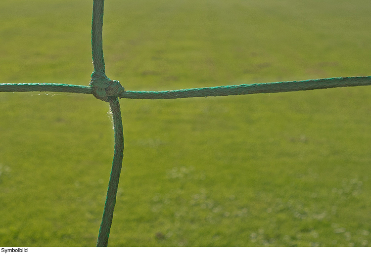 Tornetze von Fußballverein zerschnitten