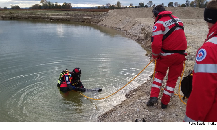 Radlader stürzt in Kiesweiher