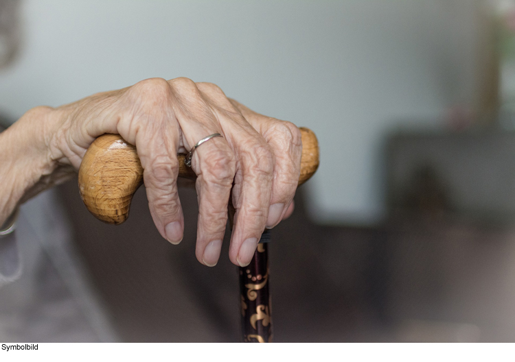 Gehstock einer Seniorin gestohlen