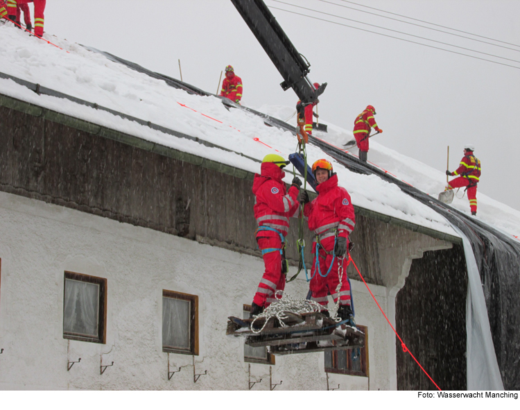 Wasserwachtler bekämpfen Schneemassen