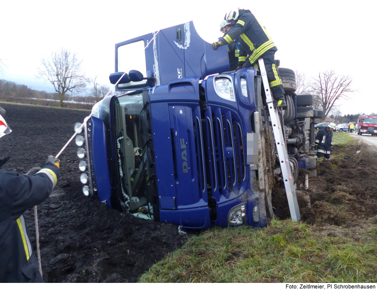 Lkw kippt im Straßengraben um