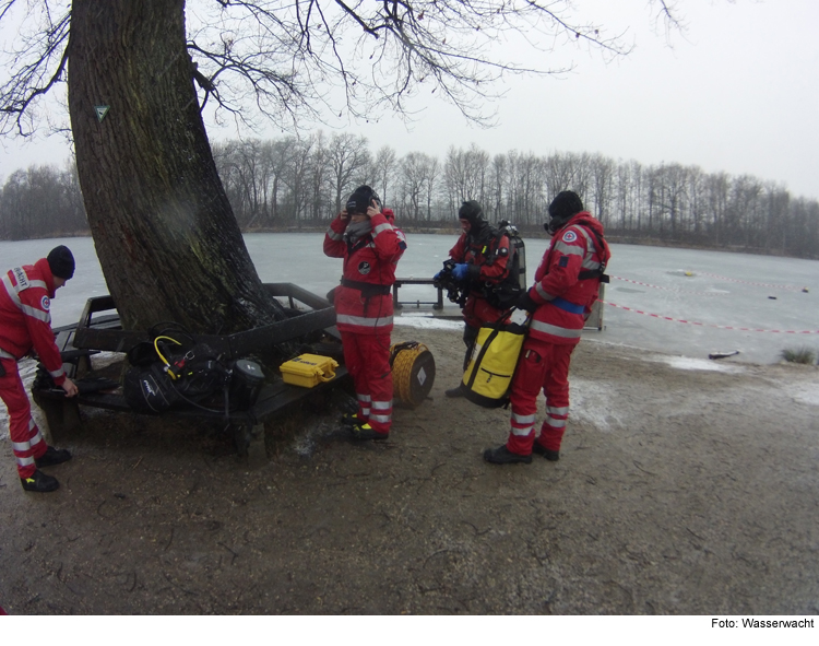 Wasserwacht beim Eistauchen