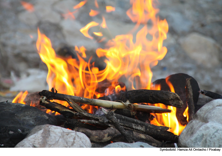 20-Jähriger macht Lagerfeuer