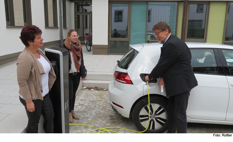 Autos auch im Innenhof des Landratsamts laden