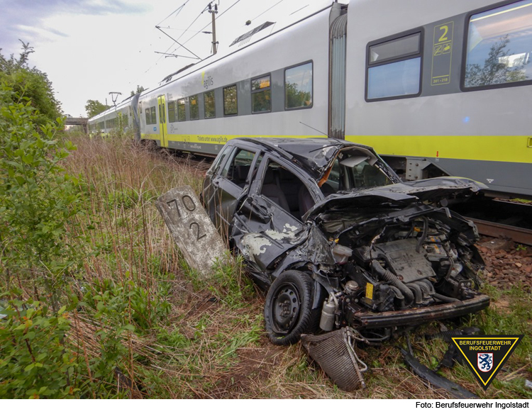 Regionalzug erfasst Auto