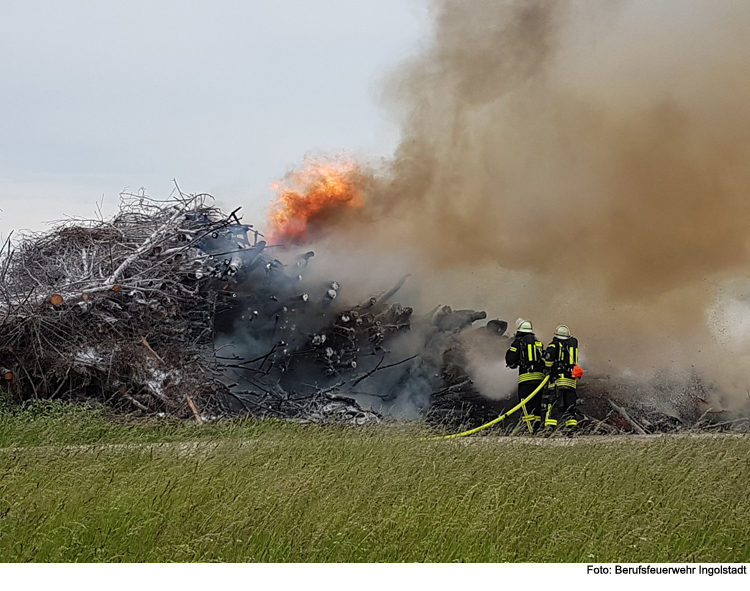 28 Floriansjünger löschen Feuer in Mailing