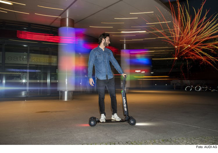 Audi kombiniert E-Scooter mit Skateboard