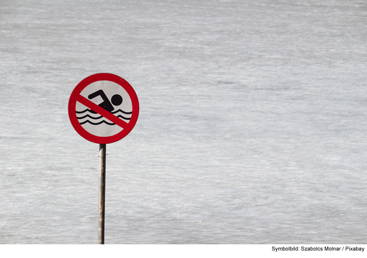 Badeverbotsschilder werden aufgestellt