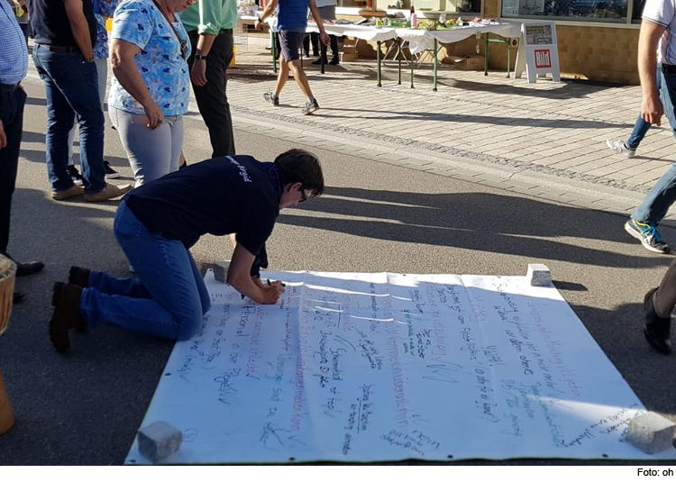 Straßenzeitungen von Bürgern rege befüllt