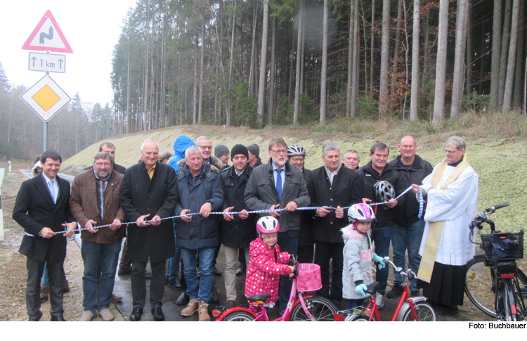 Landrat und Bürgermeister geben Radweg frei