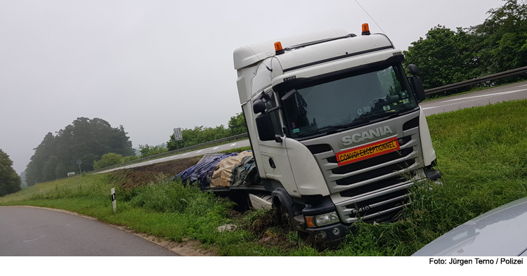 100.000 Euro Schaden nach Unfall auf Bundesstraße