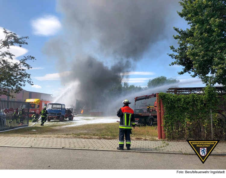 Recyclingschrott steht in Flammen