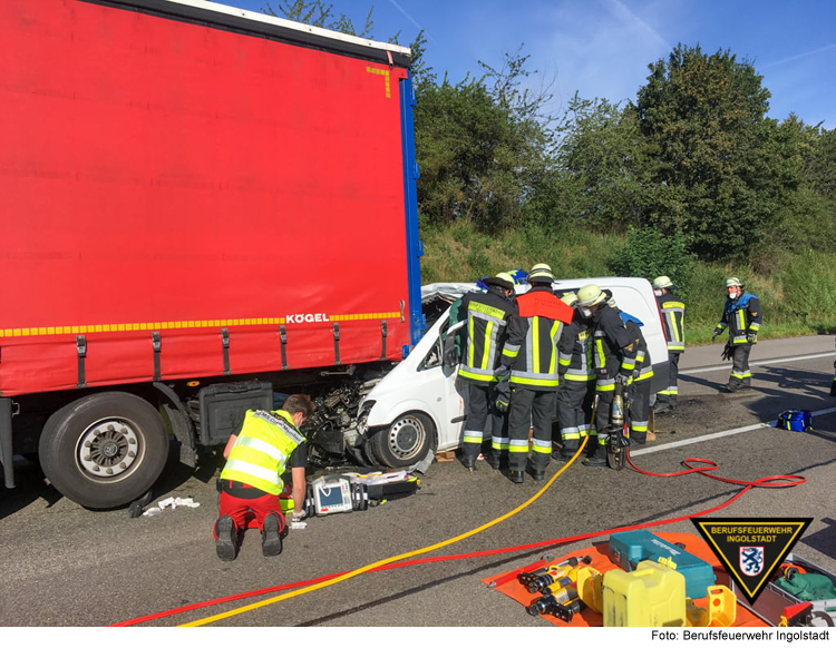 Lebensgefährlich verletzter Kleintransporterfahrer