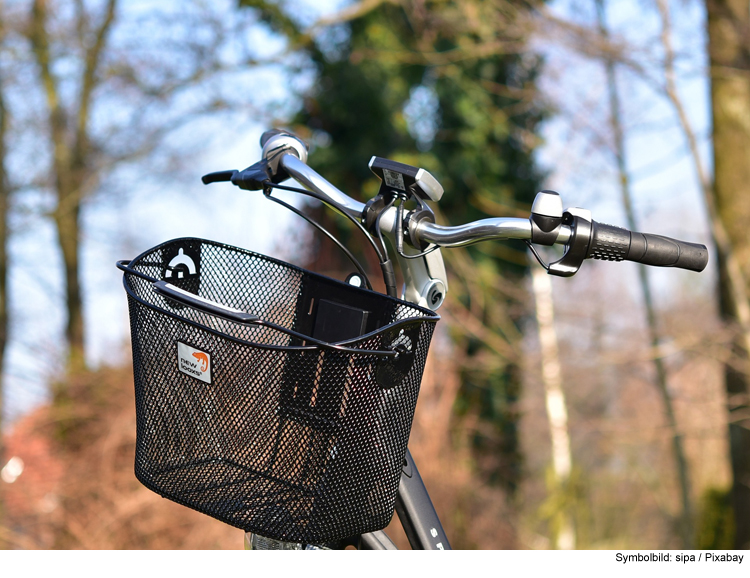 Jugendliche klauen Tasche aus Fahrradkorb