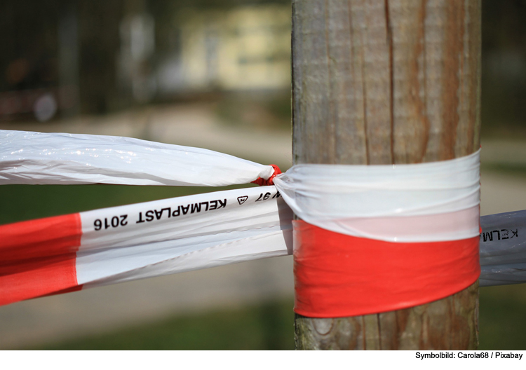 Unbekannte spannen Absperrband über die Straße