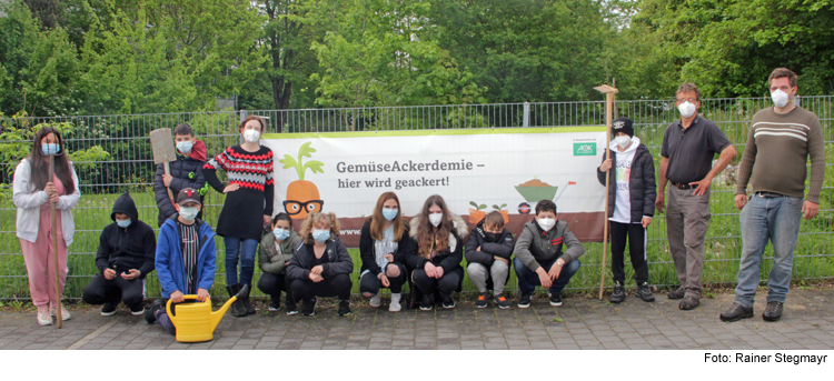 Kinder lernen in der GemüseAckerdemie