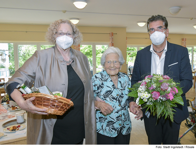 Elfriede Etzenberg feiert 100. Geburtstag 