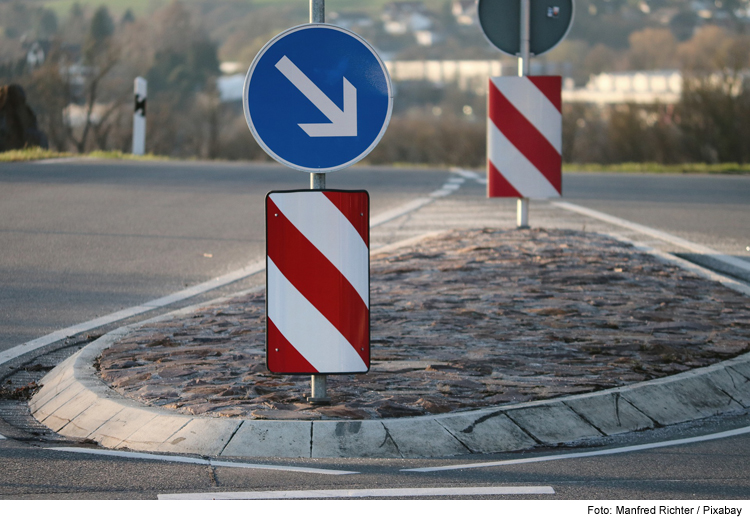 Motorradfahrer übersieht Verkehrsinsel