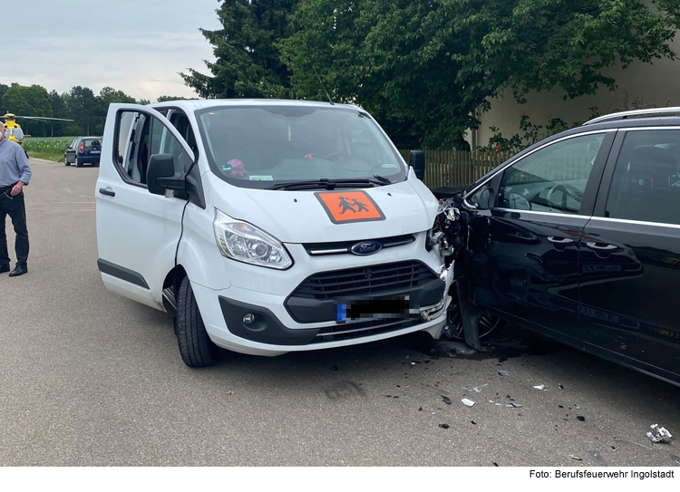 Unfall mit Kleinbus geht glimpflich aus