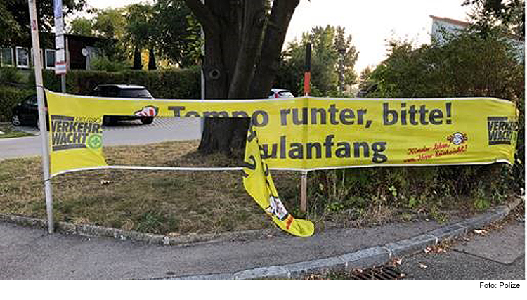 Unbekannter beschädigt Schulwegbanner