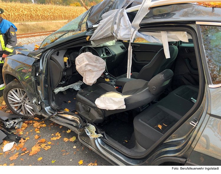 Feuerwehr befreit eingeklemmten Fahrer