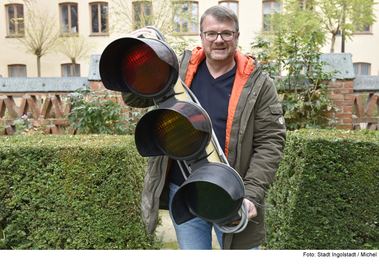 Ausrangierte Ampeln abzugeben 