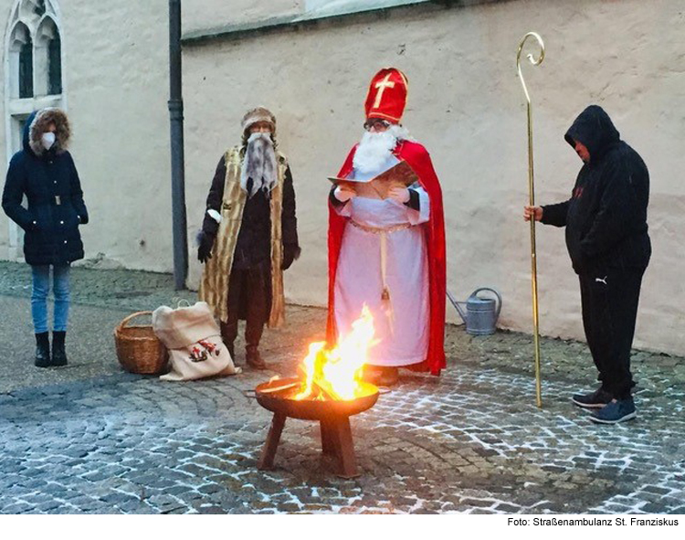 Nikolaus besucht die Straßenambulanz