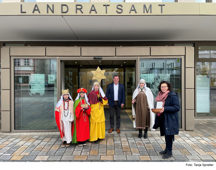 Sternsinger besuchen den Landrat