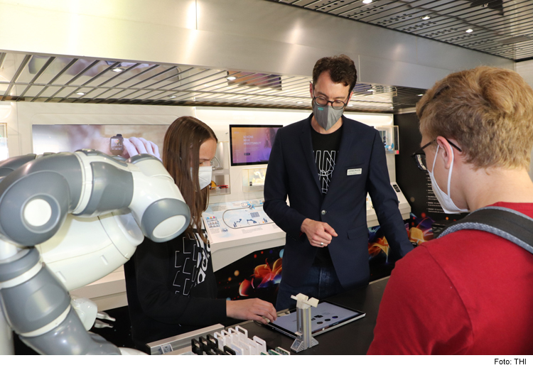 Innotruck auf der Campus-Wiese der THI zieht die Besucher an