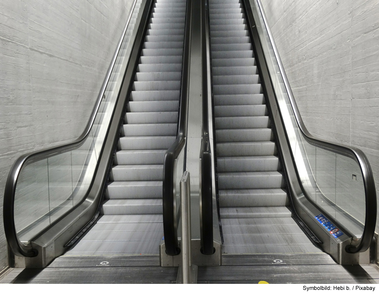 Bub in Rolltreppe eingeklemmt