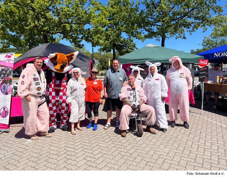 Scheckübergabe beim Sommerfest und Charity-Event der FunArena 