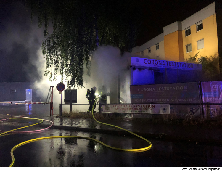 Aus Corona-Teststation schlugen Flammen