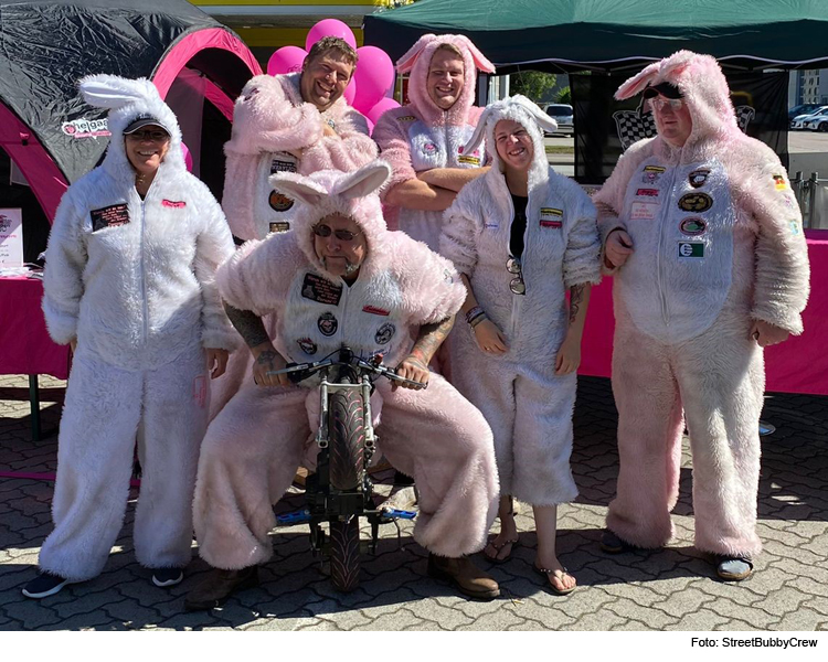 StreetbunnyCrew übergibt Spende an Schanzer Kindl e.V.