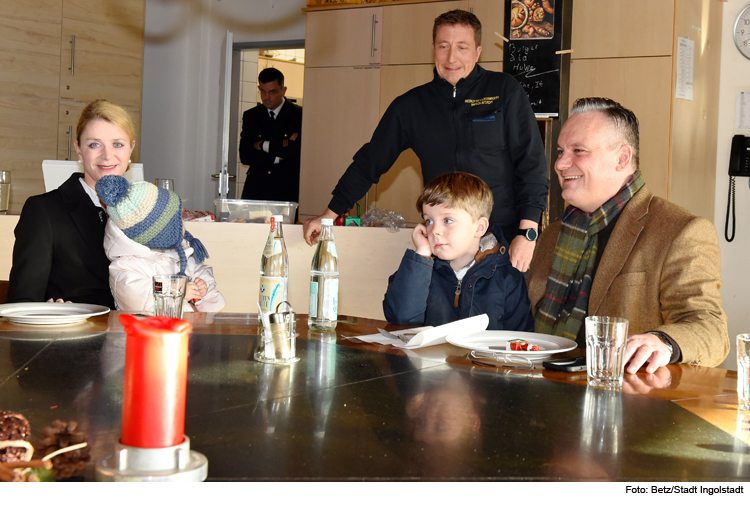 Oberbürgermeisters besucht an Heiligabend Einrichtungen