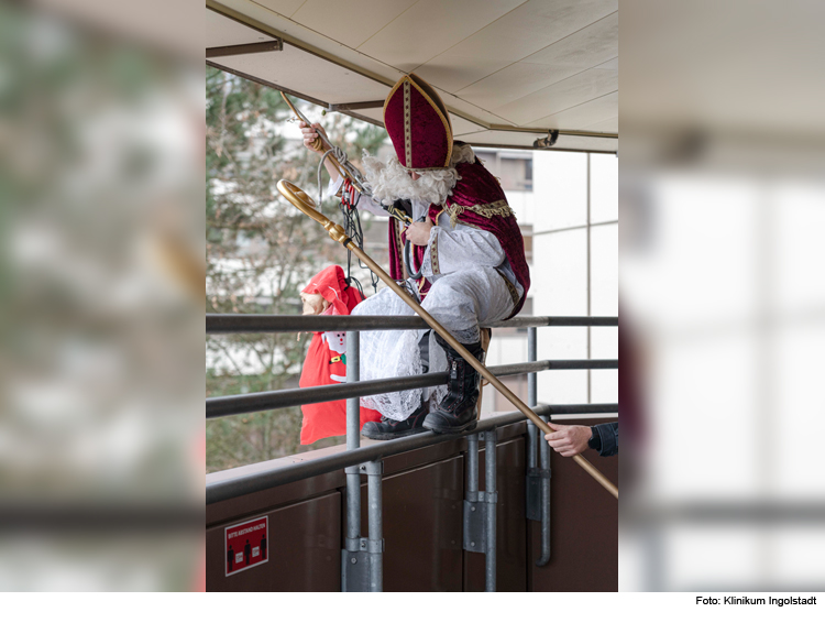 Dank Feuerwehr kommt der Nikolaus von oben ins Klinikum