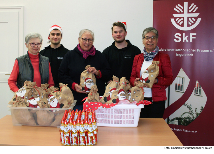 Münsterministranten überreichen Weihnachtsspende	