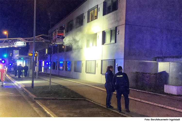 Feuerwehr rettet 5 verletzte Menschen aus Wohnhaus