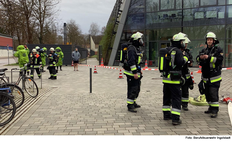 70 Feuerwehrkräfte eilen zum Ingolstädter Sportbad