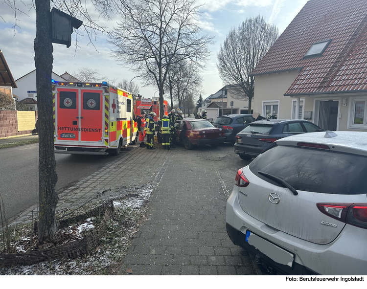 Nach Unfall in Fahrzeug eingeklemmt