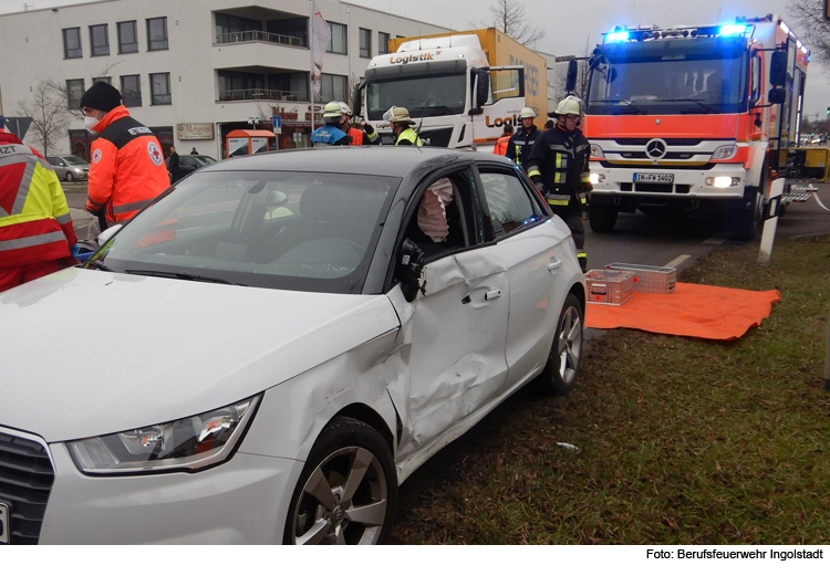 Auto kollidiert mit Lkw