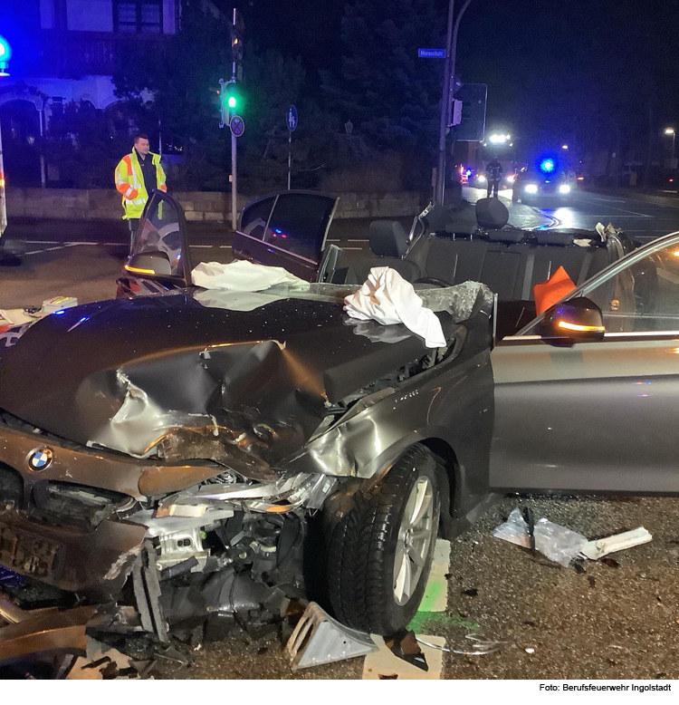 Feuerwehr muss Verletzten aus Auto schneiden