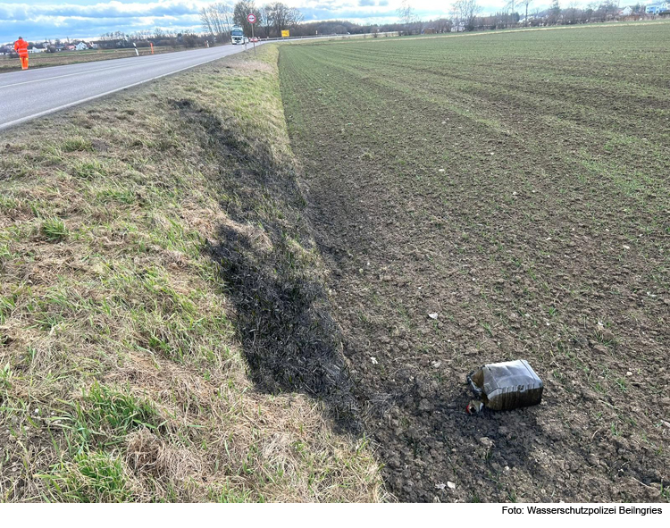 Vollen Ölkanister aus fahrendem Auto geworfen