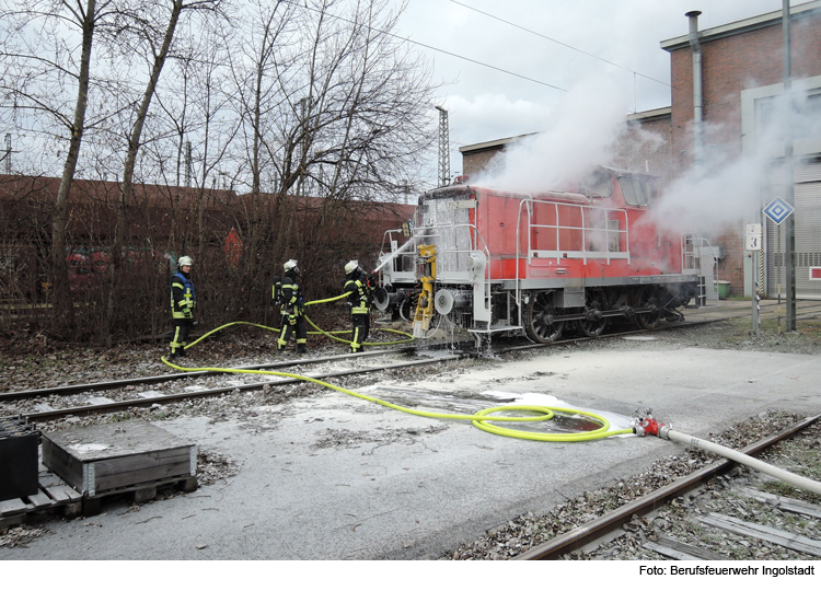 Rangierlok steht in Ingolstadt in Flammen