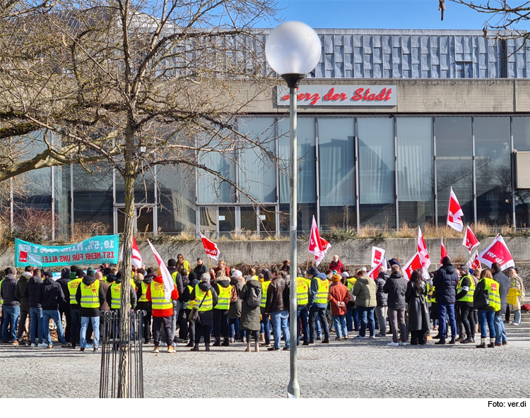 ver.di Kundgebung auf dem Platz vor dem Stadttheater 