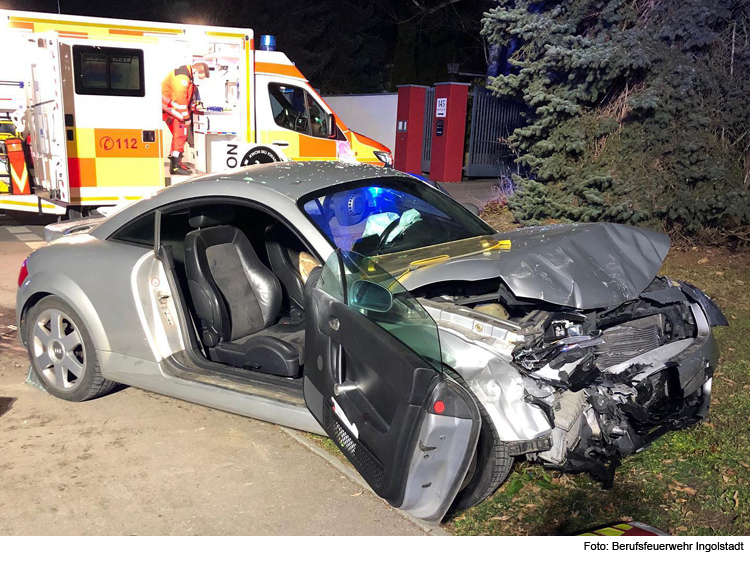 Schwerstverletzt nach Aufprall auf geparktes Auto