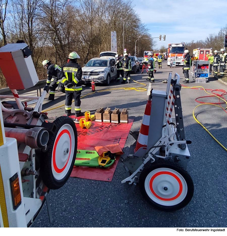 Feuerwehr befreit eingeklemmte Frau