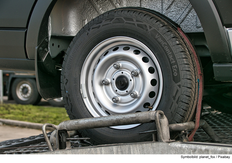 Autotransporter mit Neuwagen kippt um