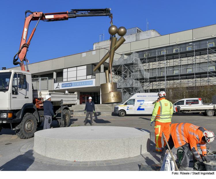 Koenig-Skulptur wieder aufgestellt