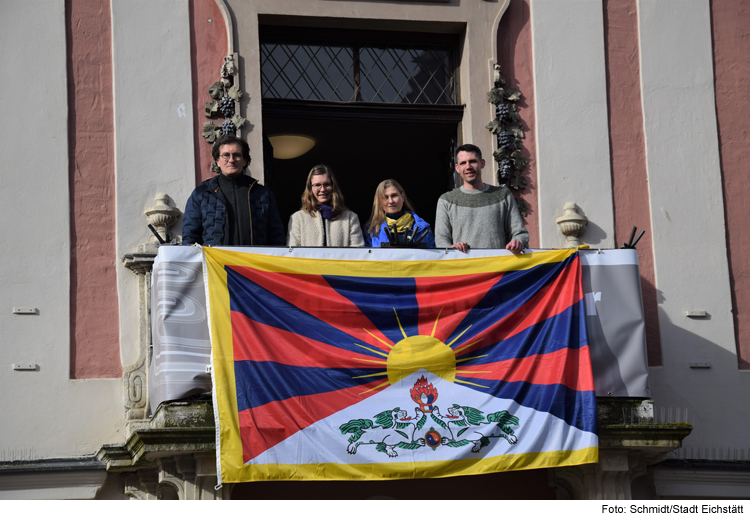 Tibet-Flagge am Rathausbalkon gehisst