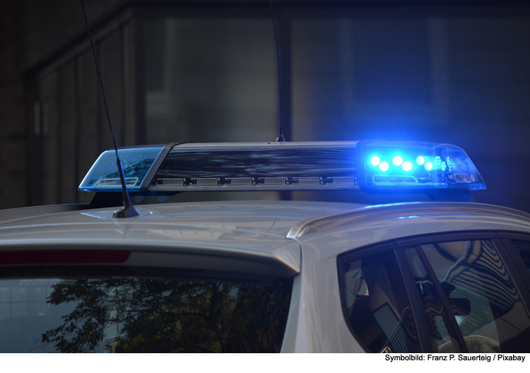 Blaulicht von Polizeiauto gerissen